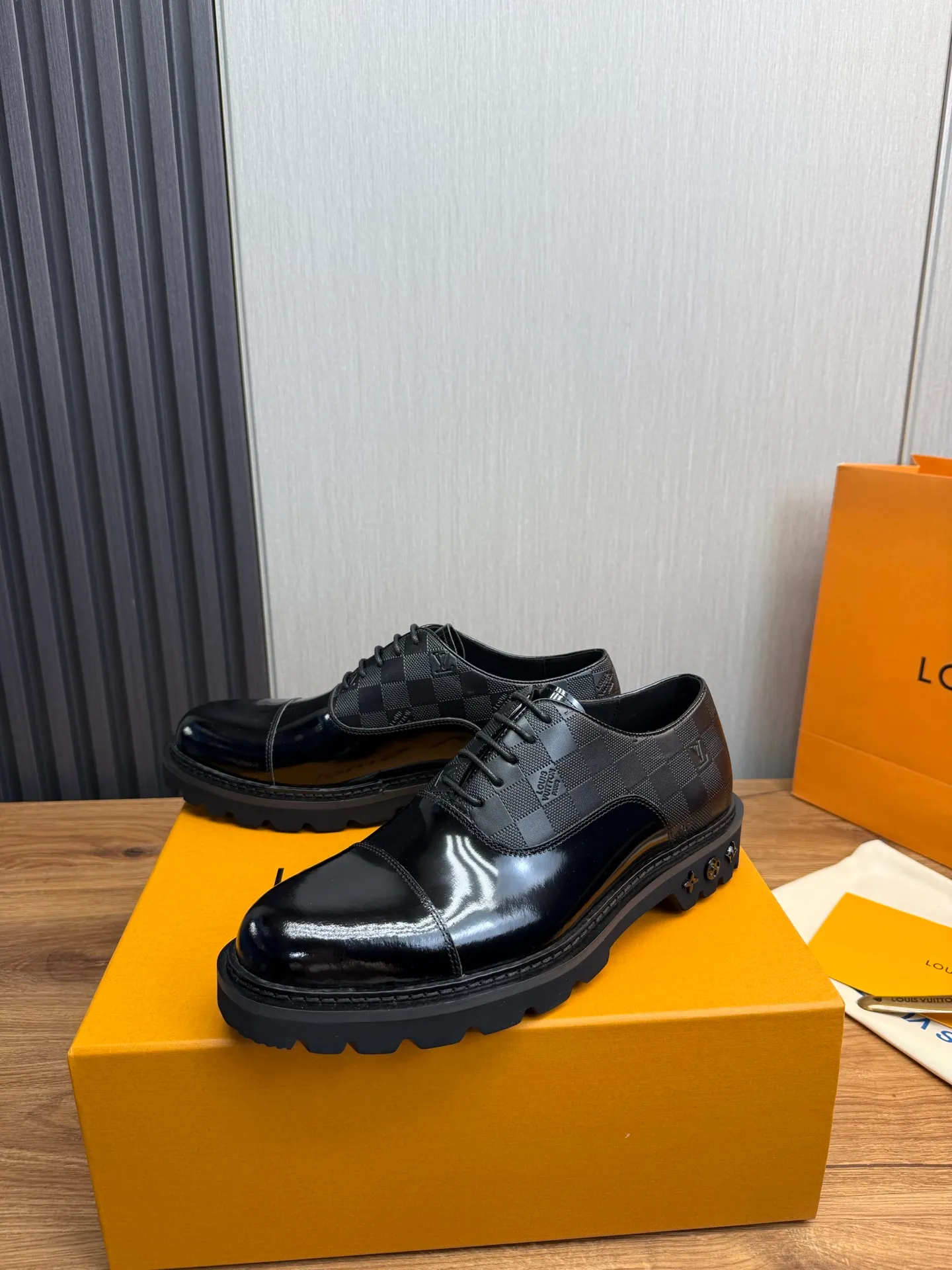 Men's shoes 💰900💰 LV. Men's casual lace-up leather shoes, the latest hot style 🔥 1:1 original purchase quality, top quality goods ⬆️The upper is imported open-edge beaded cowhide, cowhide, and cow suede. The hand-made three-dimensional stitching highlights the round toe design. The inner foot pads are all imported cowhide, with the original wear-resistant foam outsole, matching code 39-44, (38, 45 custom-made, non-refundable)